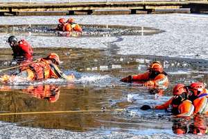 Strażacy ochotnicy ćwiczyli jak ratować ludzi spod lodu [zdjęcia]