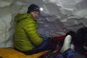 Załamanie pogody na Elbrusie. Strażacy z Olsztyna czekają na lepsze warunki w jamie śnieżnej