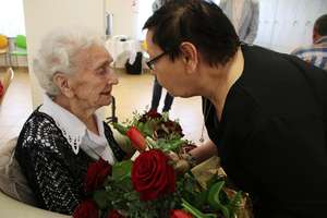 „104 lata Janiny” — taki napis widniał na urodzinowym torcie