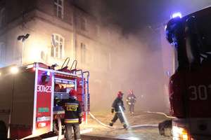 Pożar mieszkania przy ul. Wyszyńskiego w Olsztynie. Trwa ewakuacja mieszkańców 
