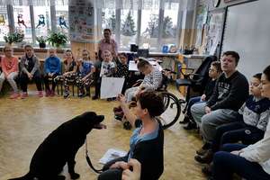 Uczniowie i czarna Mamba wspierają akcję „Pies w mieście” 