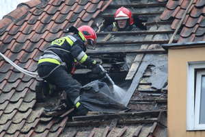 Pożar poddasza wielorodzinnego budynku przy ul. Wajdy w Bartoszycach. NOWE ZDJĘCIA