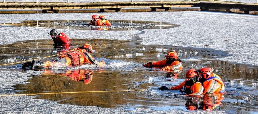 Strażacy ochotnicy trenowali na jeziorze Sajmino