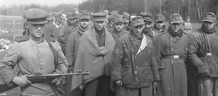 Żołnierze Wehrmachtu poddający się do niewoli w Krynicy Morskiej, na początku maja 1945 r.