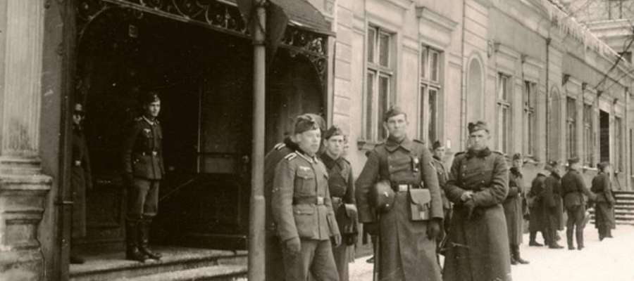 Żołnierze Wehrmachtu, krótko przed rozpoczęciem walk o Elbląg, przed Resursą Mieszczańską (obecnie postój Taxi przy ul. Krótkiej)