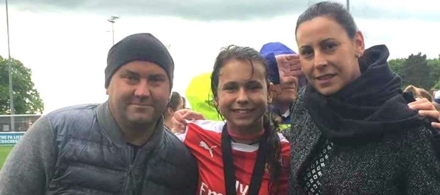 Agnieszka i Michał Kiszkis są bardzo dumni z córki Wiktorii. Tu akurat po ligowym meczu Arsenalu Londyn