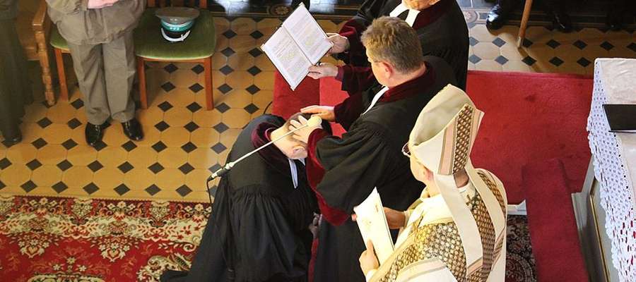 Konsekracja nowego biskupa odbyła się poprzez modlitwę z nałożeniem rąk