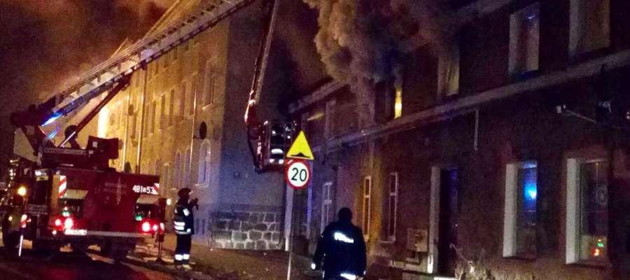 Budynek przy ul. Kopernika w Lidzbarku Warmińskim stanął w płomieniach w poniedziałek rano
