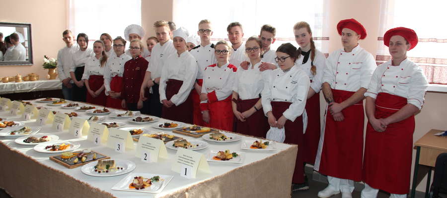 Uczestnicy konkursu kulinarnego w ZSZ w Giżycku