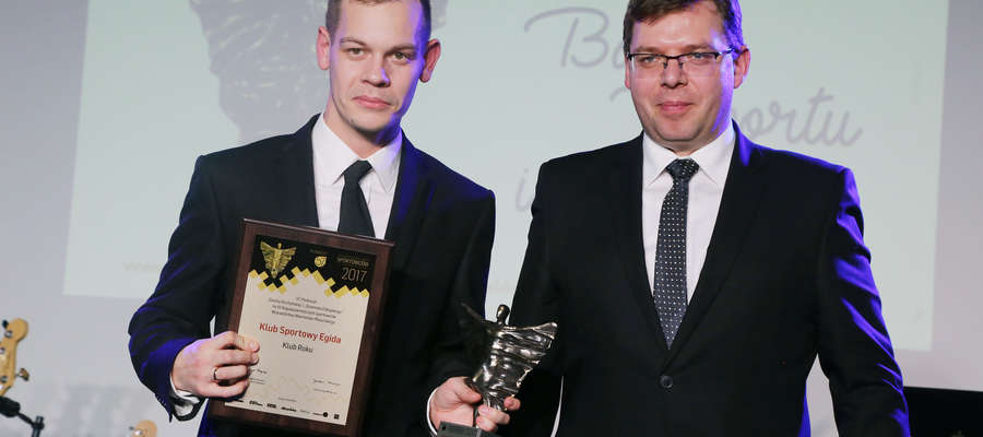 Bartosz Zabłotny (z lewej) odebrał parę dni temu nagrodę dla Egidy za zwycięstwo w konkursie "Gazety Olsztyńskiej" na Klub Roku (wręczał ją wojewoda Artur Chojecki)