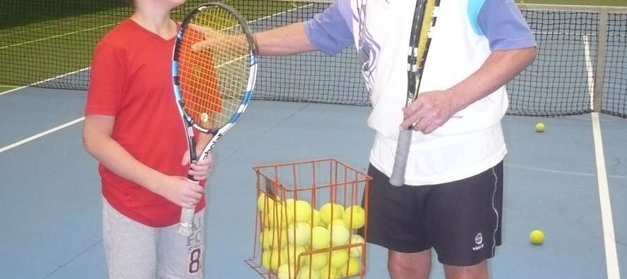 Maciej Ładnowski ze swoim podopiecznym podczas przerwy w lekcji tenisa