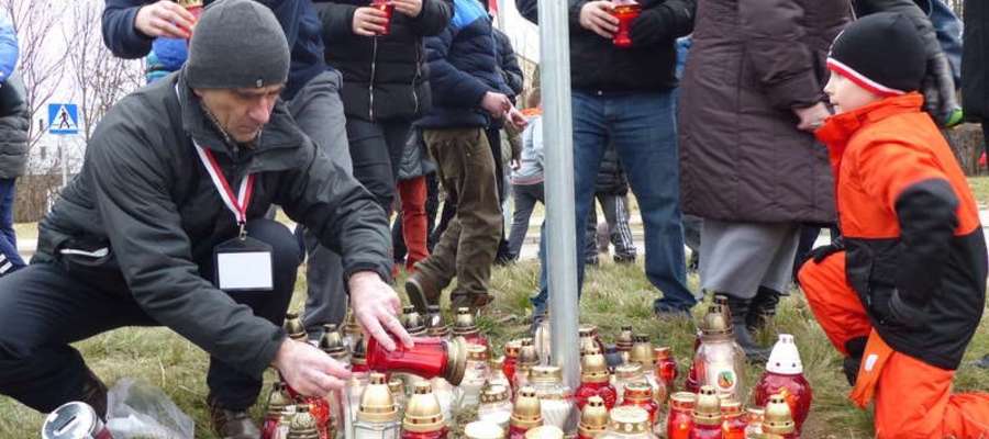  1 marca o godzinie 17.00 na Rondzie im. "Żołnierzy Wyklętych" Węgorzewie zostaną zapalone białe i czerwone znicze