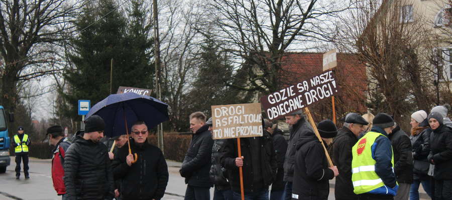  Fot.Protest pod urzędem gminy w Lubominie