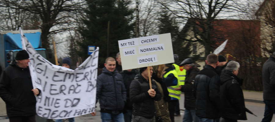 fot. — Mieszkańcy Gronowa protestowali pod urzędem gminy w Lubominie. Zapowiadają, że dalej będą walczyli o remont drogi gminnej