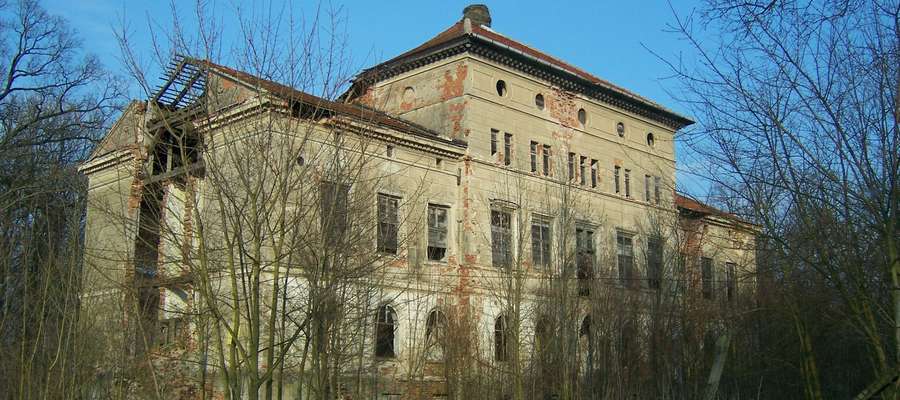 Pałac w Silginach jest niemym świadkiem zbrodni Armii Czerwonej.