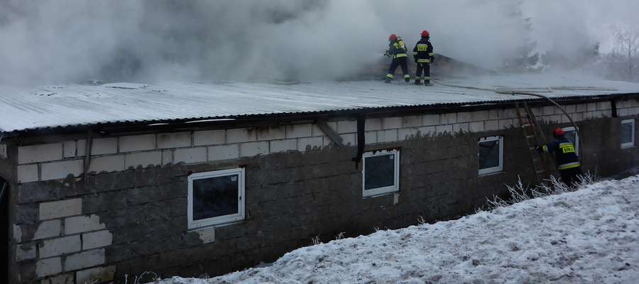 W Pełkowie podczas pożaru obory działania strażackie trwały osiem godzin