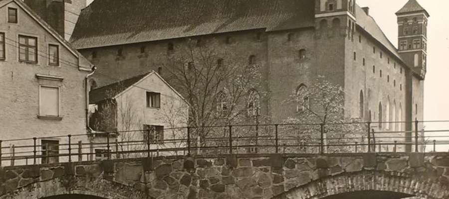 fot. — Lidzbarski zamek na starej fotografii z kolekcji Tomasza Piątka. Liczba mostów w Lidzbarku Warmińskim zadziwiła mała Krysię