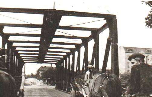 drewniany wiadukt nad torami, pierwsza połowa XX wieku