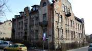 Zabytkowa kamienica w centrum miasta niszczeje. Możemy tylko patrzeć na ruinę?