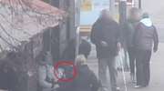 Zamiast pomóc leżącemu na przystanku na Grunwaldzkiej, po prostu go okradł