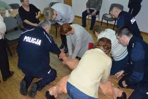 Seniorzy z Prostek uczyli się udzielania pierwszej pomocy