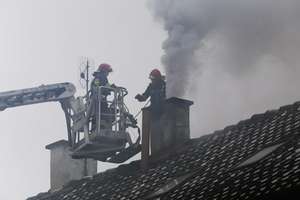 Pożar budynku pod Olsztynem. Z ogniem walczy kilkudziesięciu strażaków