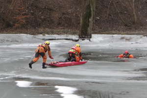 Strażacy pokazali jak zachowywać się na lodzie