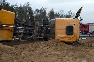 Ciężarówka z piachem wywróciła się pod Olsztynem. 25-latek trafił do szpitala [ZDJĘCIA]