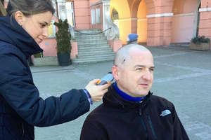 Piotr Ambroziak dał ogolić sobie głowę na łyso! Wsparł tym samym zbiórkę na płytę Dominiki Kasprowicz