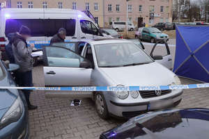 Zagadkowa śmierć przed supermarketem w Olsztynie. 34-latek znaleziony w aucie zmarł mimo reanimacji