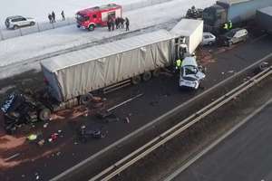 W Polsce rośnie liczba wypadków na autostradach. "Wiele osób nie wie, jak powinno się po nich poruszać. Rzadko widać tam samochody nauki jazdy"