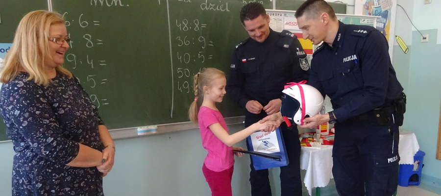 Policjanci odwiedzili Emilkę w szkole