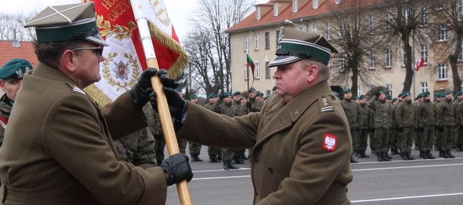 Kulminacyjnym momentem uroczystości było przekazanie sztandaru Jednostki Wojskowej i złożenie meldunku o przekazaniu dowodzenia Pułkiem