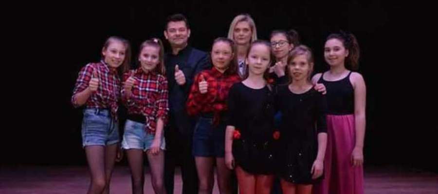 Występ grup tanecznych z MDK w Lidzbarku Warmińskim  na scenie Miejskiego Ośrodka Kultury w Ornecie. 