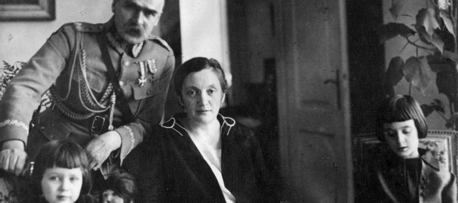 Marszałek Piłsudski z żoną i córkami