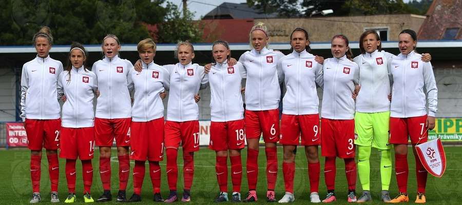 Córka emigrantów z Iławy (czwarta z prawej, nr 9), tu podczas hymnu Polski przed meczem z Czechami, do którego doszło w 2017 roku