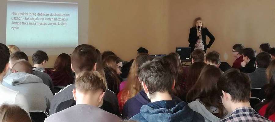  Uczniowie "Jagiellonki" gościli profesor Alinę Naruszewicz -Duchlińską wykładowcę na Uniwersytecie Warmińsko-Mazurskim w Olsztynie

 	