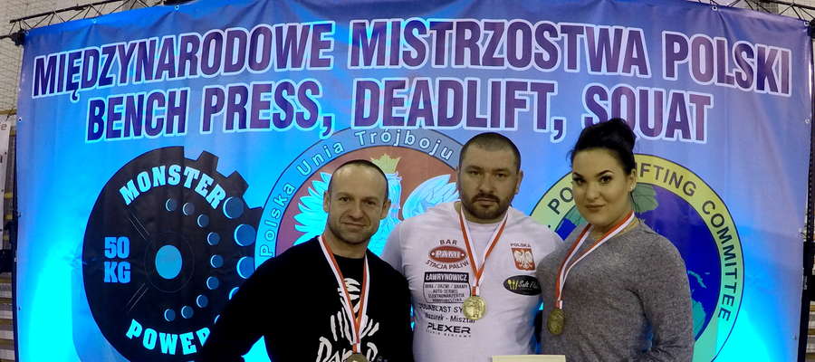 Medaliści mistrzostw Polski w trójboju siłowym (od lewej): Marek Remiszewski, Marek Makarewicz oraz Magdalena Pietkiewicz