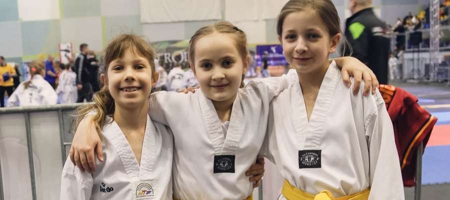 Na zdjęciu od lewej strony zawodniczki sekcji taekwondo Jezioraka Iława: Maja Kózka, Zosia Kowalewska i Daria Grodnicka 