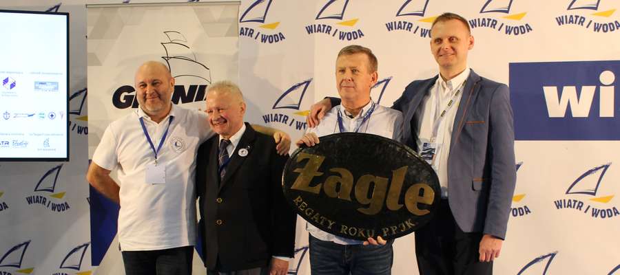 Stanisław Kasprzak, właściciel przystani żeglarskiej Pod Omegą (trzeci z lewej) podczas targów"Wiatr i Woda" 2018 odebrał nagrodę także w naszym imieniu