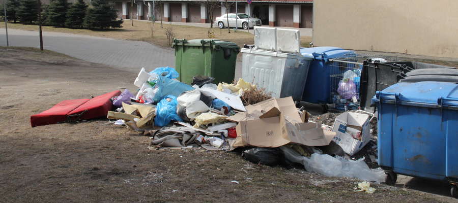Śmieci zalegające na ulicy Konarskiego w Giżycku
