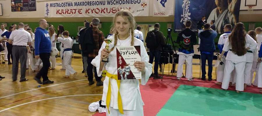 Wiktoria Witkowska (Iławski Klub Kyokushin Karate) z pucharem i dyplomem za zajęcie 3. miejsca podczas zawodów w Zamościu