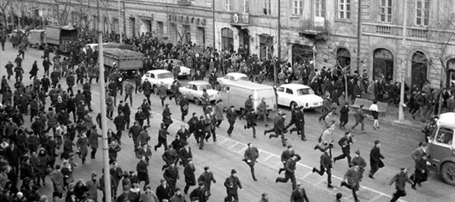 8 marca 1968. Na warszawskim Krakowskim Przedmieściu studentów zaatakowała milicja oraz "aktyw robotniczy"