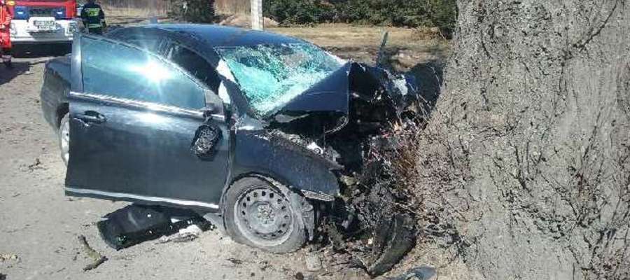 Toyota stroną kierowcy uderzyła w przydrożne drzewo