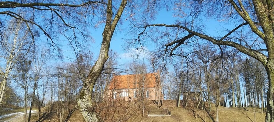 Widok na kościół p.w. św. Jana Chrzciciela w Bartoszycach z Parku Elżbiety.