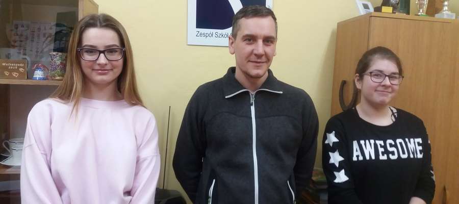 Julię Kuprewicz (z prawej) i Katarzynę Konecką do konkursu przygotował nauczyciel języka angielskiego Wojciech Słomkowski