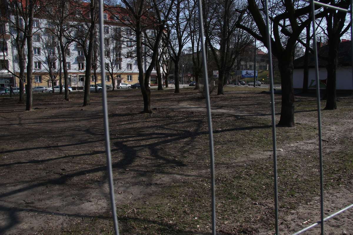 Przygotowanie do rewitalizacji Placu Pułaskiego

Olsztyn- Skwer przy Pl. Pułaskiego został ogrodzony. Niebawem ma się rozpocząć jego rewitalizacja.