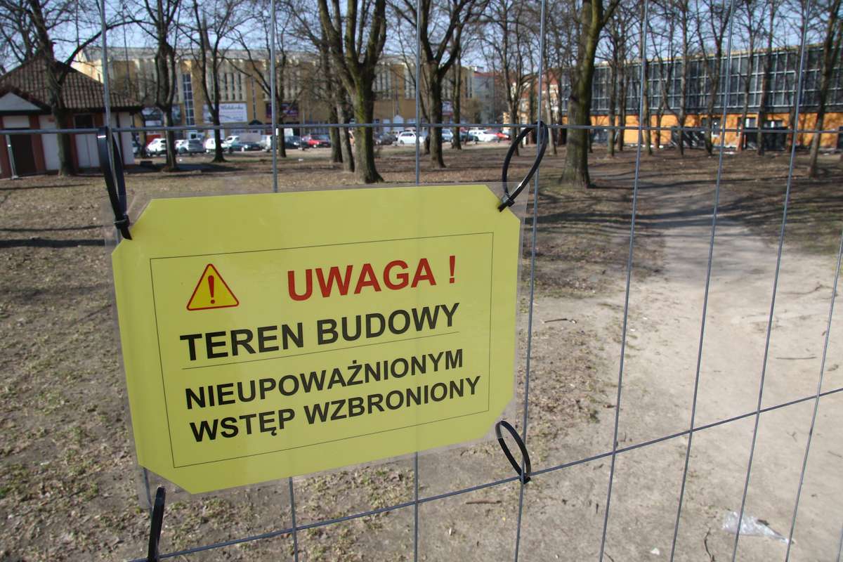 Przygotowanie do rewitalizacji Placu Pułaskiego

Olsztyn- Skwer przy Pl. Pułaskiego został ogrodzony. Niebawem ma się rozpocząć jego rewitalizacja.