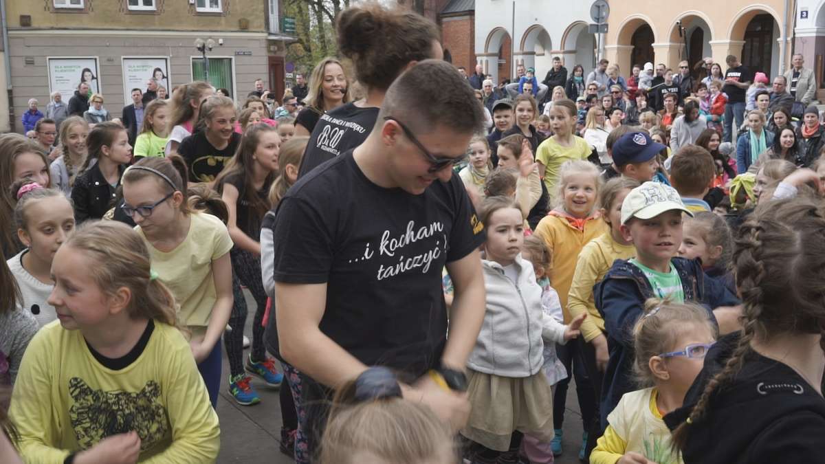 Taneczny flash mob na olsztyńskiej starówce - full image