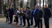 Politycy PO uczcili pamięć ofiar katastrofy smoleńskiej. Nie wezmą udziału w oficjalnych obchodach 8. rocznicy